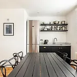 Stylish Chiswick Apartment With A Private Terrace