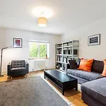 Stylish Chiswick Apartment With A Private Terrace