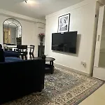 Stylish Garden-Level Flat In Chiswick