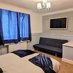 Quick N Easy Travel To Central London 2 Bed House