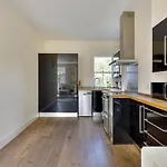 Spacious 2 Bedroom Barons Court, Good Links London