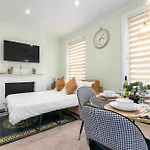 Cosy Flat 5 Min From Holland Park Station! London