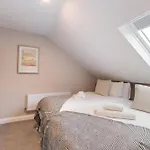 Earthy Elegance Stylish 4Br For Urban Escapes