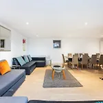 Heads On Bed -Canary Wharf Docklands Apartments For The Larger Groups