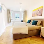 Modern Flat With King Bed, Garden & Outdoor Dining