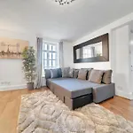 Spacious 2 Bedroom Apartment Near London Excel & Canary Wharf With Free Gated Parking