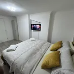 Modern London 2-Bed Flat Sleeps Up To 5