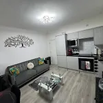Modern London 2-Bed Flat Sleeps Up To 5