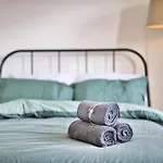 Hackney Road, London E2 - Studio Apartment For 3