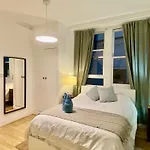 Spacious Apartment In Earls Court