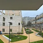 Flat-Sleep2Bathtub-Netflix-Heart Of London-Balcony