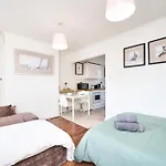 Hackney Road, London E2 - Studio Apartment For 3