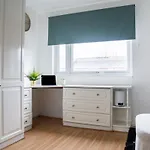 Large Cozy 4 Bedroom House In London