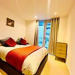 Luxurious Apt With River Views In Canary Wharf
