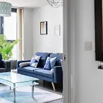 Lavish London Apartment - Secure With Parking