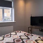 Spacious 2 Bed 2 Bath Apartment With Free Parking For 2 Cars And Underground Station Zone 2 For Quick Access To Central London Up To 10 Guests