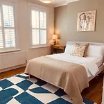 Stunning Home, Garden, Parking & Close Train Stations