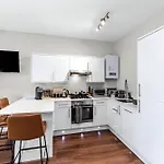 Sleek & Stylish Urban Escape-Ideal For 3!