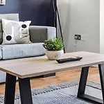 Sleek & Stylish Urban Escape-Ideal For 3!