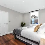 Sleek & Stylish Urban Escape-Ideal For 3!