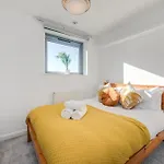 Large 3 Bedroom London Apartment - Large Terrace With Sunset Views