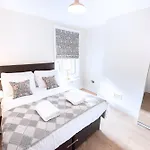 Victorian 2Br Apartment, King Beds, Fast Wifi, Near Shops, Cafes & Transport, E17