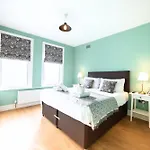 Victorian 2Br Apartment, King Beds, Fast Wifi, Near Shops, Cafes & Transport, E17