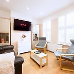 Victorian 2Br Apartment, King Beds, Fast Wifi, Near Shops, Cafes & Transport, E17