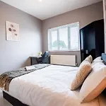 London City Escape - Stylish 2 Bedroom Apartment