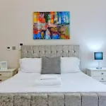 Stylish 1-Bedroom Duplex In Kensington Cromwell 1