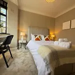 Stylish 3-Bedroom Flat In Belsize Park Perfect For Families Business Trips!