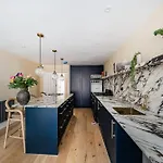 Lavish Maida Vale Townhouse Sleeps Up To 8 With Patio & Office - Open To Short & Long Term Lets