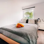 2 Bedroom Apartment Near London Bridge With A Garden