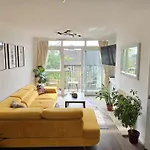 Beautiful 3-Bed Apartment At Swiss Cottage