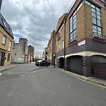 Prime Location! Cozy Stay By Riverside,Tube, Shops