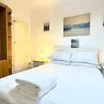 2 Bedroom Apartment Oxford Street