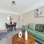 Spacious 2-Bedroom Apartment In Crystal Palace