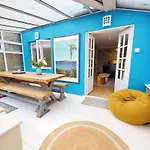 Bright 2 Bed With Patio & Backyard On Victoria Park