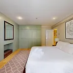 Bright 2 Bed With Patio & Backyard On Victoria Park