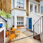 Bright 2 Bed With Patio & Backyard On Victoria Park