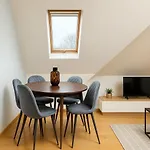 2 Bed Flat Near Acton Park