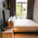 Mayflower Hotel & Apartments