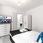 Cosy 3 Bed Flat In Shepherds Bush Sleeps 8 Guest