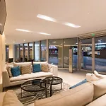 Royal Style Apartment - 5 Mins Walk To Excel London