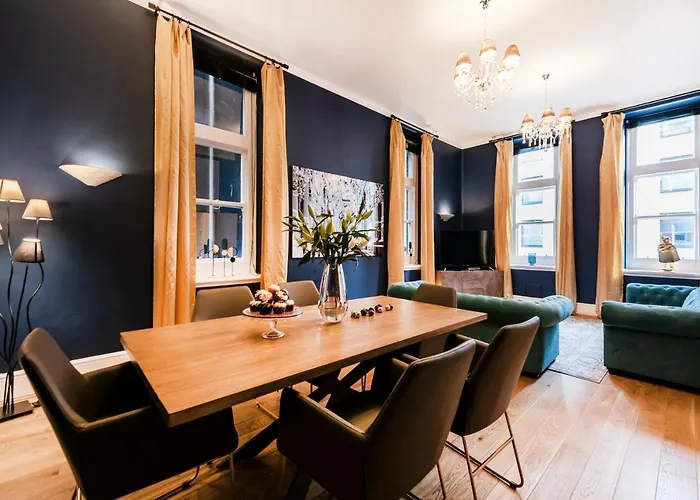 Gorgeous Large Deluxe West-End Park Architect Home