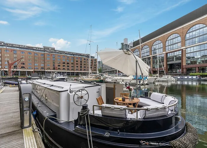 Delightful House Boat On St Katharine Dock
