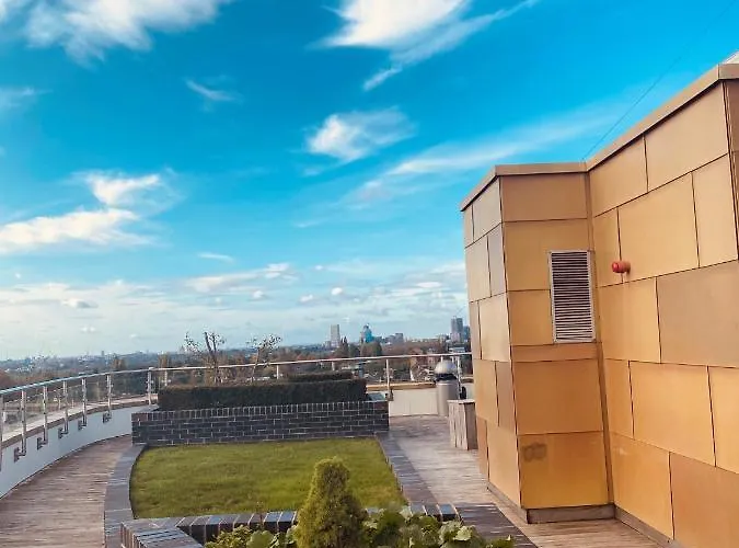 Stylish 2Bed2Bath Flat Roof Garden City View
