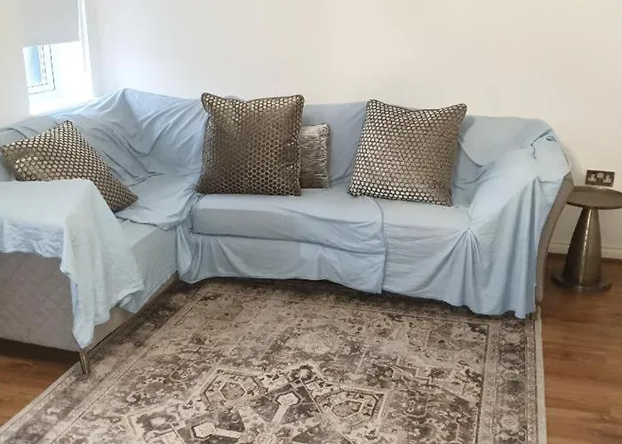 Lovely 2-Bedroom, 1 Bathroom Home, Sleeps 4