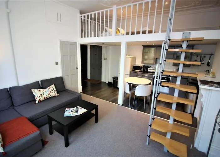 Well Appointed Garden Condo In Kensington Olympia