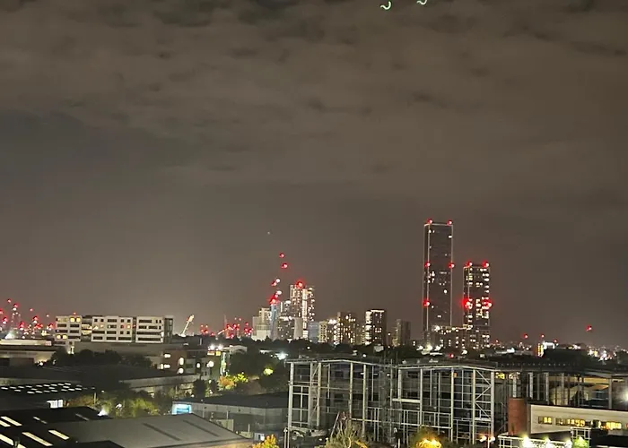 Mj Service Apartment - With Skyline View Close To Tube Station - London